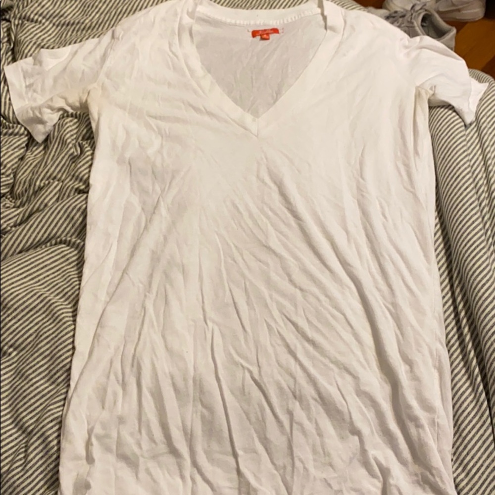 Hi-line basic white v neck